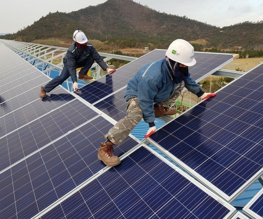 Installation einer Solarhalterung auf dem Dach